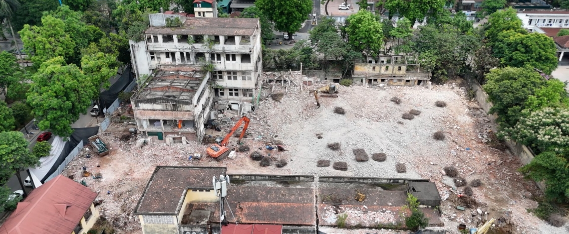 Cận cảnh phá dỡ khu đất “địa chỉ giới trẻ” một thời, mở rộng Nhà tang lễ Quốc gia