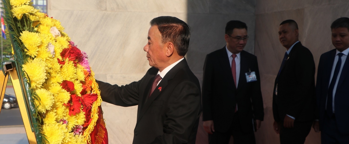 Thường trực Ban Bí thư Trần Cẩm Tú đặt vòng hoa tại Đài Độc lập Campuchia