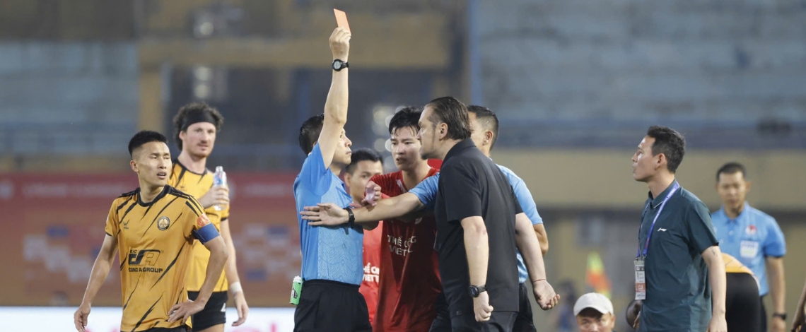 HLV Popov nổi đóa với trọng tài, nhận thẻ đỏ "điên rồ" tại V-League