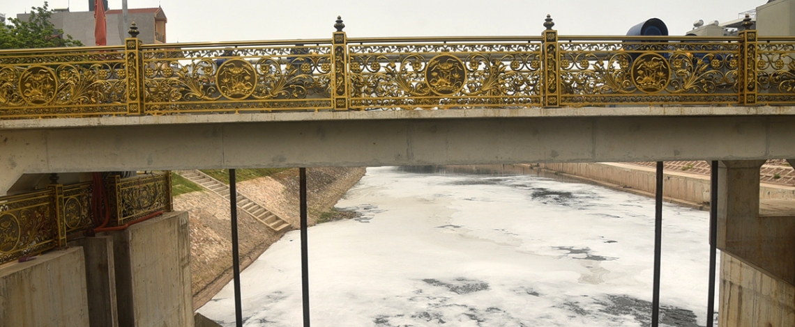 Nước sông Tô Lịch nổi bọt trắng dưới đập Cầu Quang: Ô nhiễm hay bình thường?