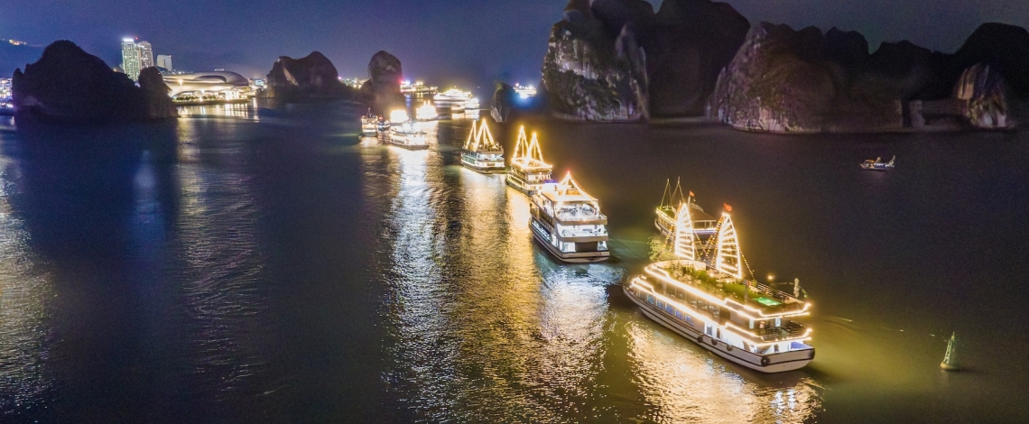 Hơn 70 tàu du lịch trình diễn “sóng hội ánh sáng” trên vịnh Hạ Long