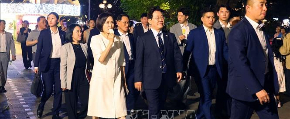 Tổng thống Hàn Quốc Lee Jae Myung và Phu nhân thảnh thơi đi dạo quanh hồ Hoàn Kiếm