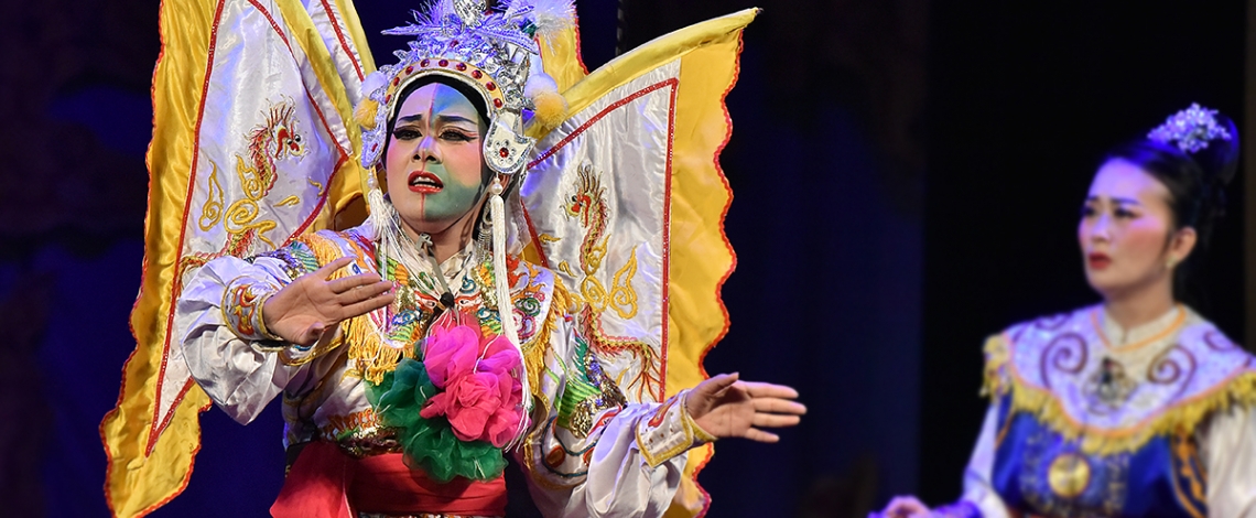 Độc đáo vẽ mặt nạ tạo hình nhân vật trong vở tuồng “Nữ tướng Đào Tam Xuân”