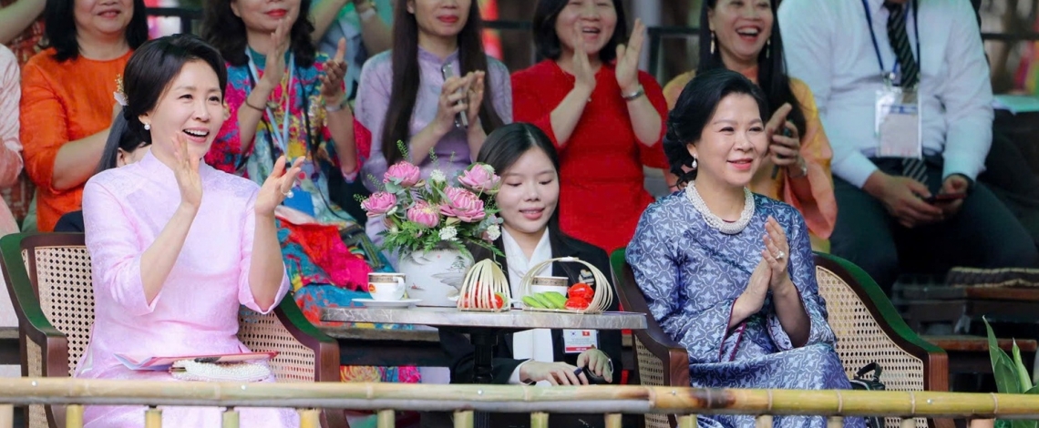 Phu nhân Tổng Bí thư, Chủ tịch nước Tô Lâm cùng Phu nhân Tổng thống Hàn Quốc thăm Bảo tàng Dân tộc học