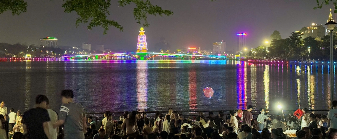 "Biển người" ngóng chờ pháo hoa thắp sáng bầu trời Việt Trì dịp Giỗ Tổ