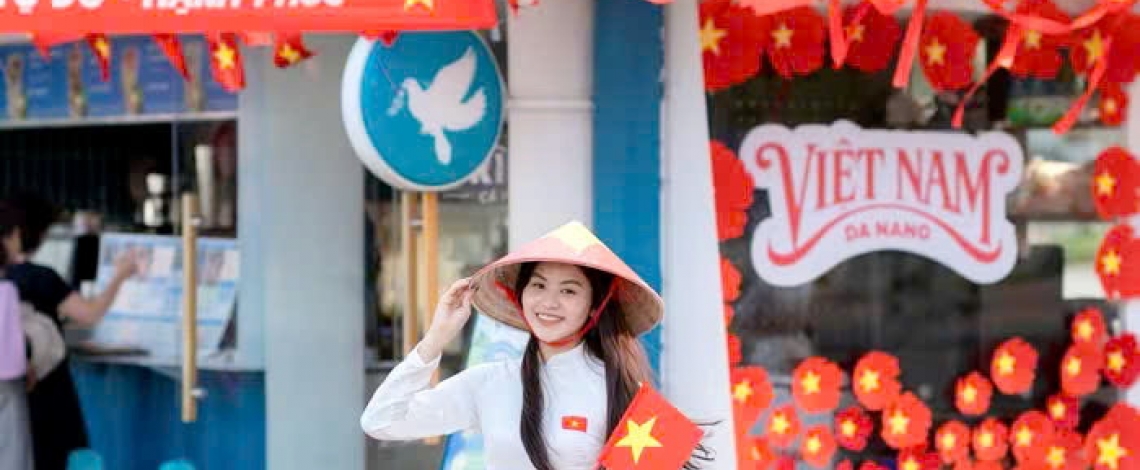 Phố đi bộ Bạch Đằng ở Đà Nẵng tấp nập du khách check-in dịp lễ 30/4 - 1/5