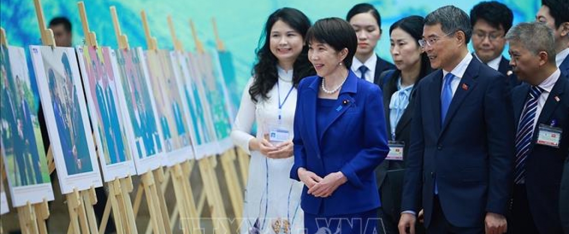 Thủ tướng Lê Minh Hưng và Thủ tướng Nhật Bản tham quan Trưng bày ảnh