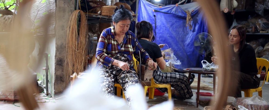 Làng mây tre Phú Vinh (Hà Nội) tất bật dệt "hàng xanh" xuất ngoại