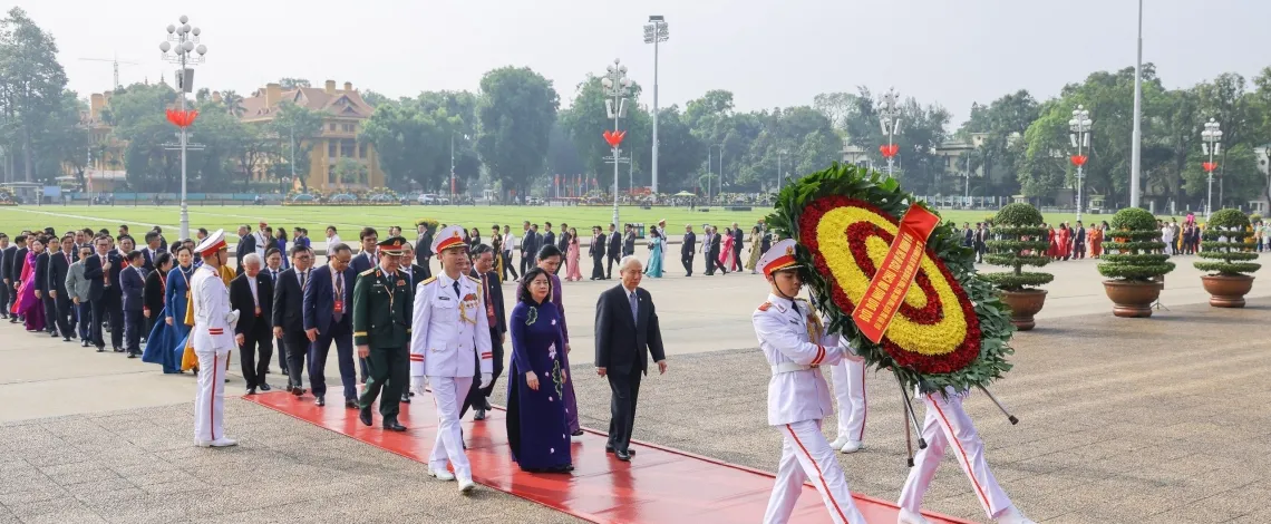 Đoàn đại biểu dự Đại hội XI của MTTQ Việt Nam vào Lăng viếng Chủ tịch Hồ Chí Minh