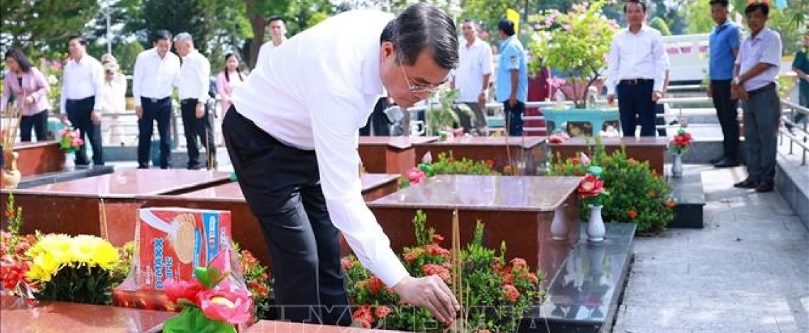 Thủ tướng dâng hương tưởng niệm các Anh hùng liệt sĩ tại Cần Thơ
