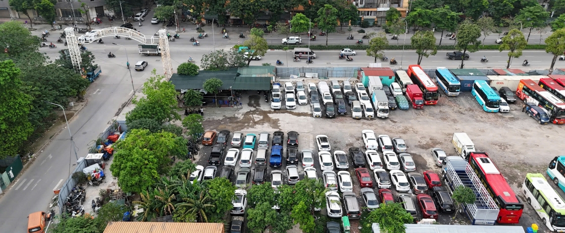 Bãi xe không phép mọc trên đất dự án ở Hoàng Mai, người dân thấp thỏm lo cháy nổ