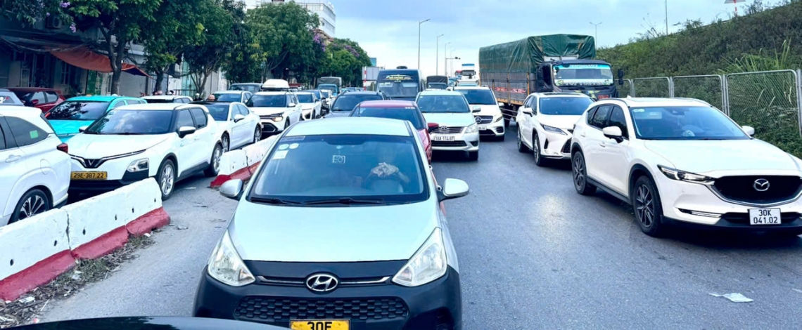 Dòng người trở lại Thủ đô tăng vọt, nhiều tuyến cửa ngõ quá tải