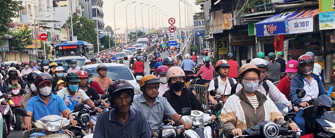 Người dân đổ về TP.HCM sau nghỉ lễ, giao thông ngày đầu đi làm đông đúc