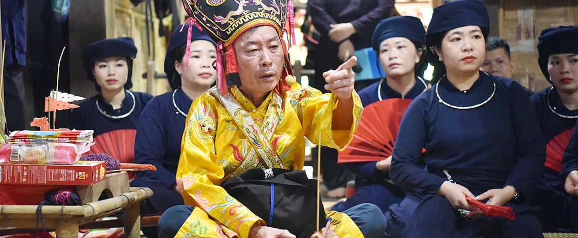Cận cảnh thầy Then gieo quẻ làm lễ cầu an giải hạn của người Tày ở Thái Nguyên