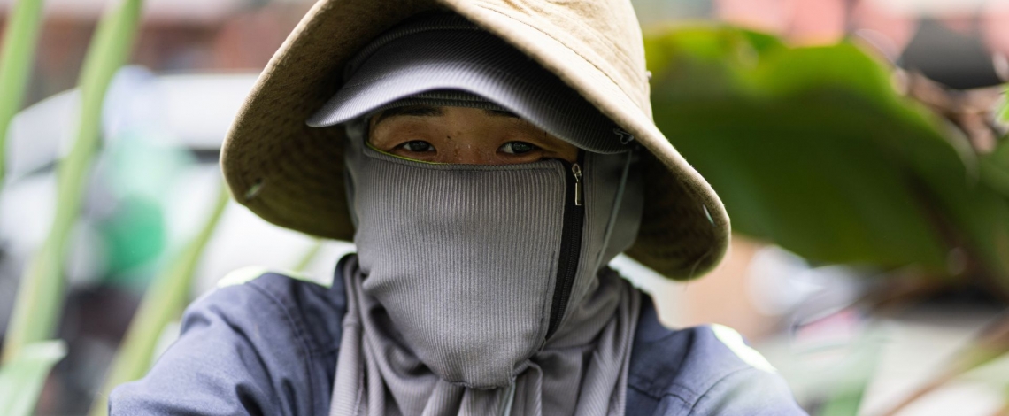 Người dân Hà Nội trùm kín như "ninja" để đối phó với nắng nóng đầu mùa