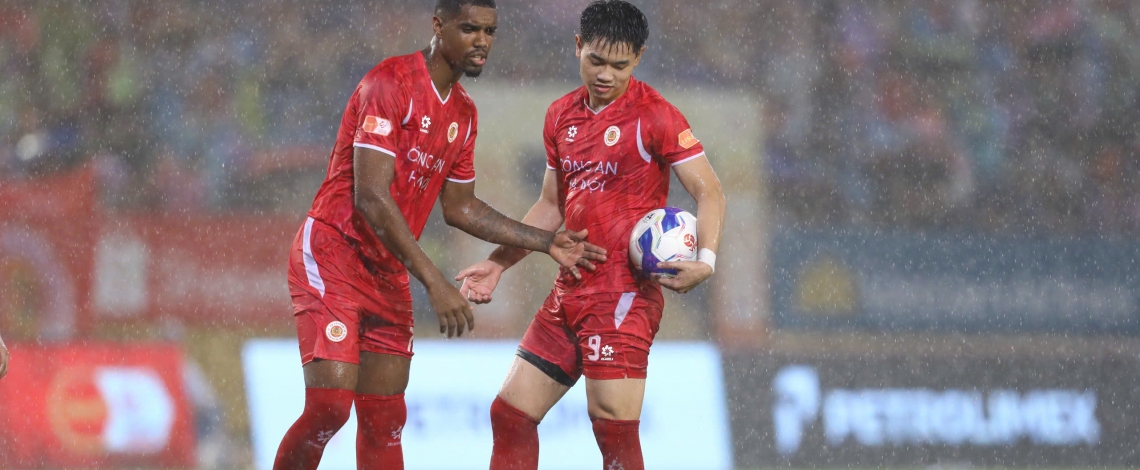 Alan và Đình Bắc tranh đá phạt đền trong ngày CLB CAHN vô địch V-League