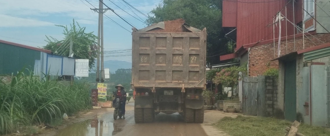 Dân khốn khổ vì xe tải nặng chở đất ở tỉnh lộ 307 Phú Thọ