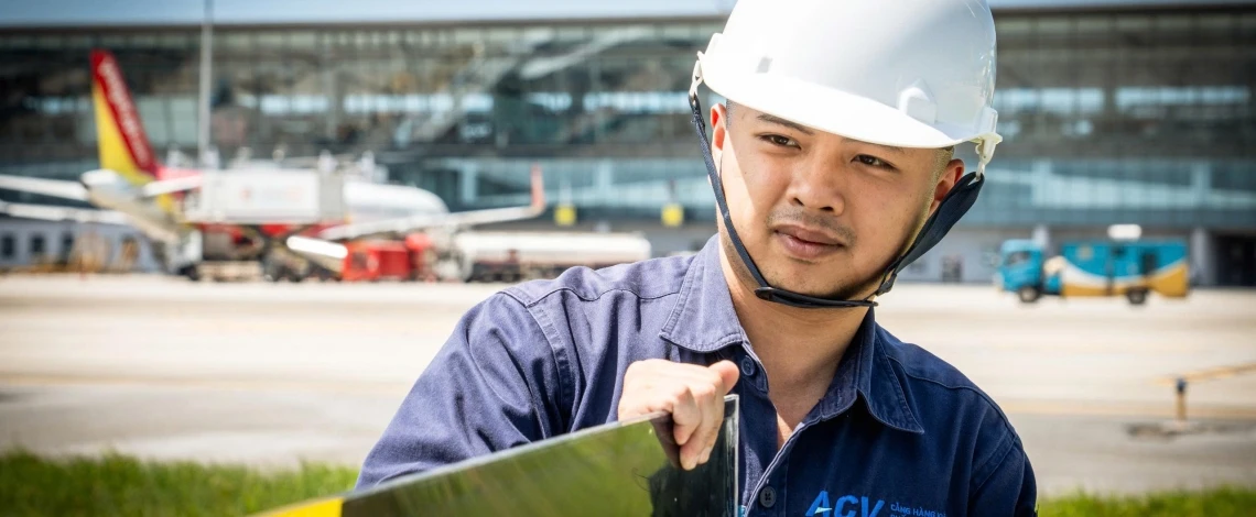Nhân viên hàng không làm việc giữa nắng nóng gay gắt trên sân bay Nội Bài