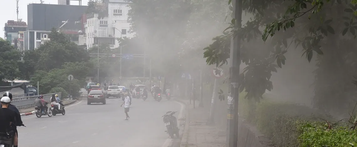 Dân che miệng, bịt mũi vì bụi trắng đường khi phá dỡ xây cầu Trần Hưng Đạo