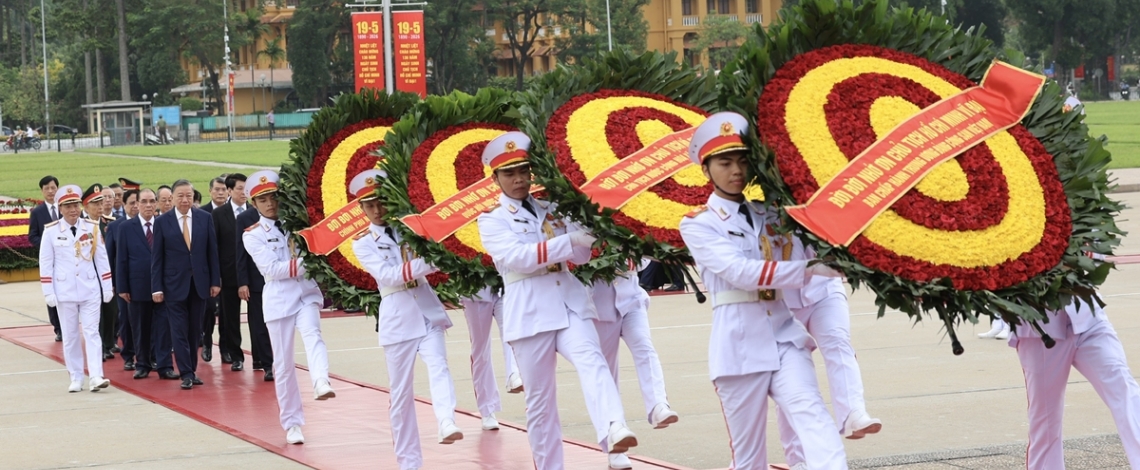 Kỷ niệm 136 năm Ngày sinh Chủ tịch Hồ Chí Minh: Lãnh đạo Đảng, Nhà nước vào Lăng viếng Bác