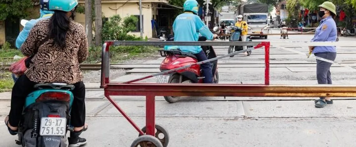 Thót tim cảnh người Hà Nội bất chấp vượt rào chắn, "đua tốc độ" với tàu hoả