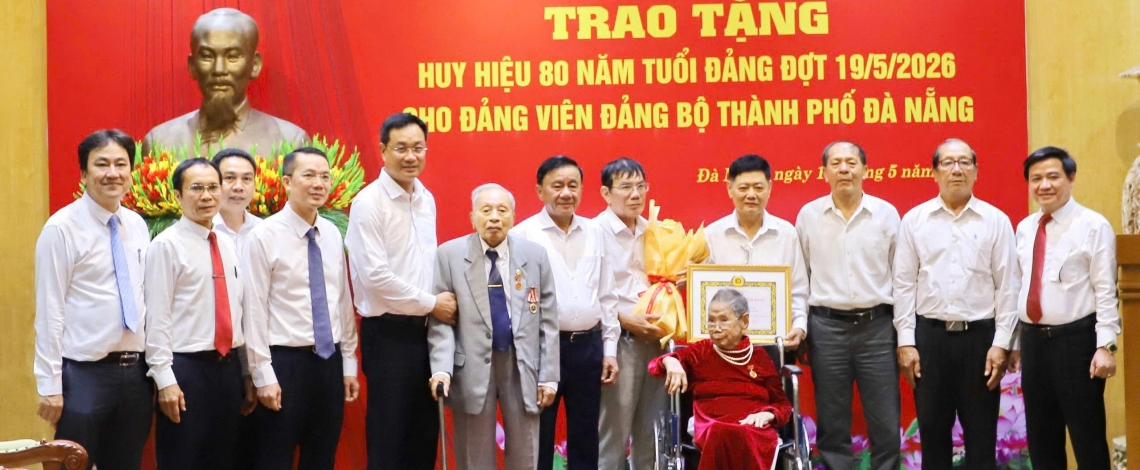 Thường trực Ban Bí thư Trần Cẩm Tú dự lễ trao tặng Huy hiệu 80 năm tuổi Đảng