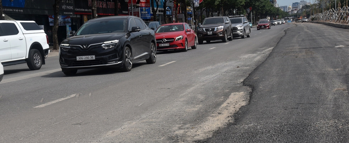 Hà Nội hoàn trả mặt đường sau dự án chống ngập: Nhiều gồ ghề, nham nhở mất an toàn