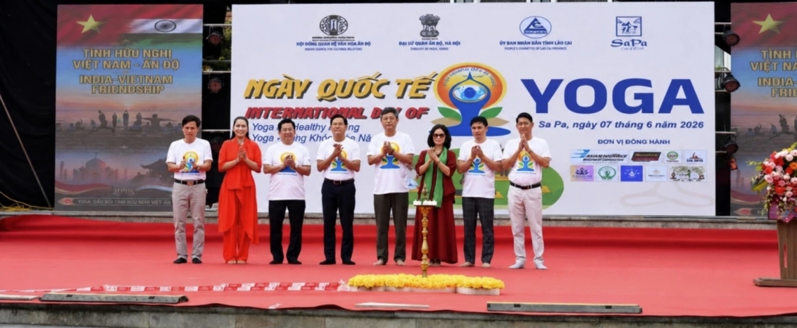 Nearly 400 yoga practitioners perform in misty Sa Pa