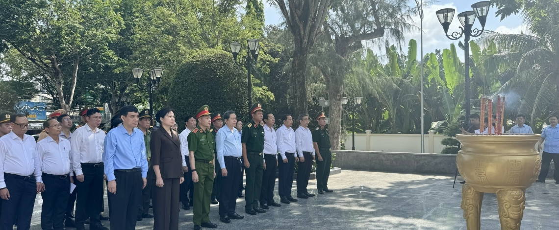 Chủ tịch Quốc hội dâng hương tưởng niệm Anh hùng liệt sĩ Võ Thị Sáu