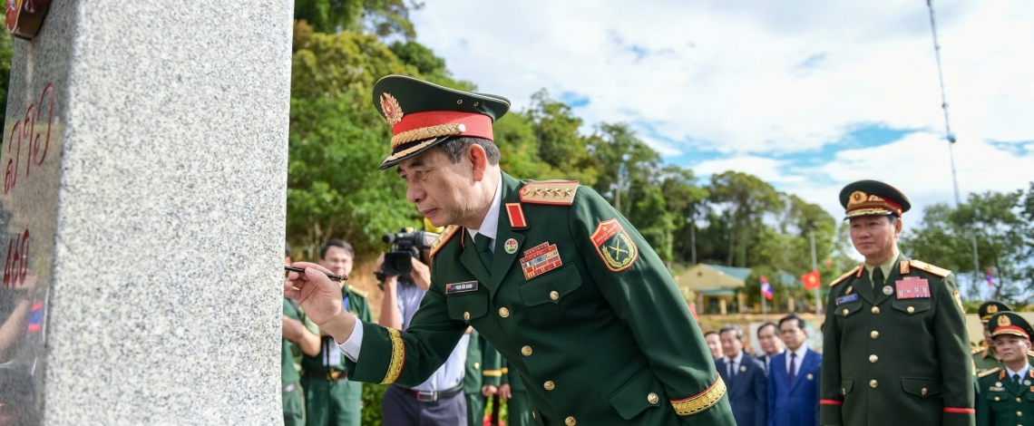 Bộ trưởng Quốc phòng hai nước Việt Nam-Lào tô son cột mốc biên giới