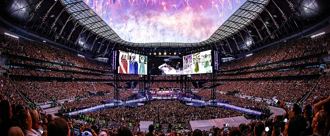 Hình ảnh BTS “nung nóng” sân vận động Tottenham Hotspur khi thu hút 130.000 khán giả