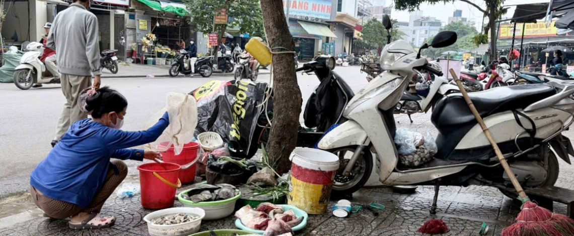 Hà Nội dẹp chợ cóc: Ngõ phố thông thoáng hơn, người dân loay hoay tìm chỗ bán hàng