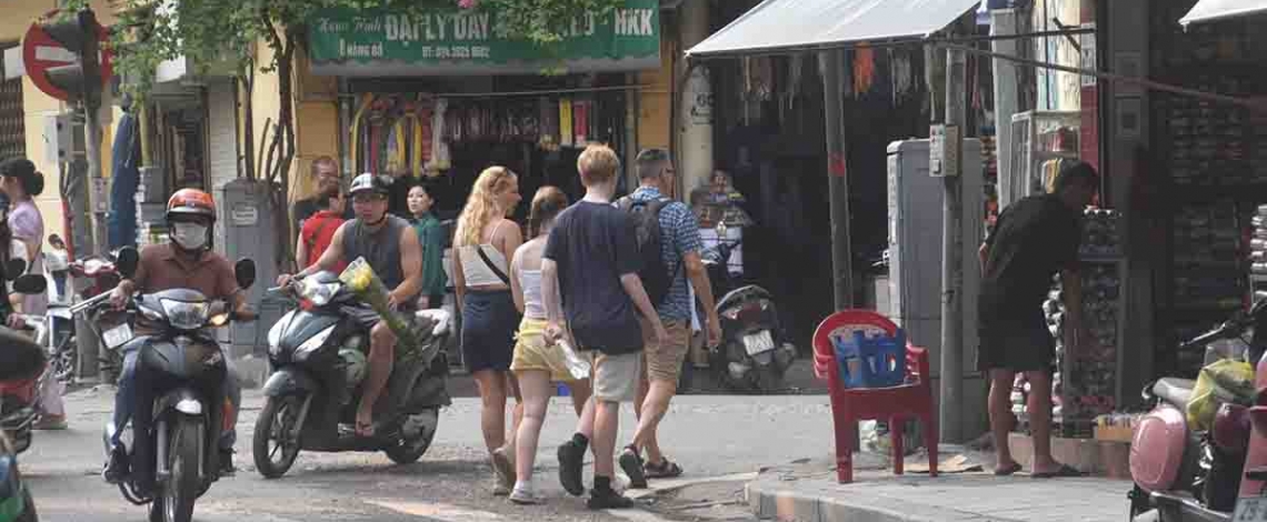 Đường phố Hà Nội nham nhở sau nhiều lần bị đào bới, hoàn trả cẩu thả