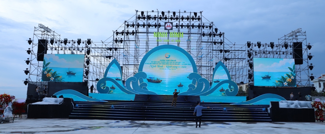 Du khách nô nức về Giao Ninh (Ninh Binh) đón dấu mốc mới của mùa du lịch biển