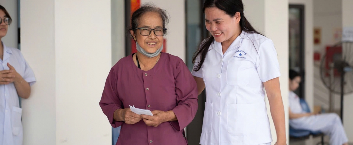 Người cao tuổi phấn khởi vì được khám sức khỏe miễn phí ngay gần nhà