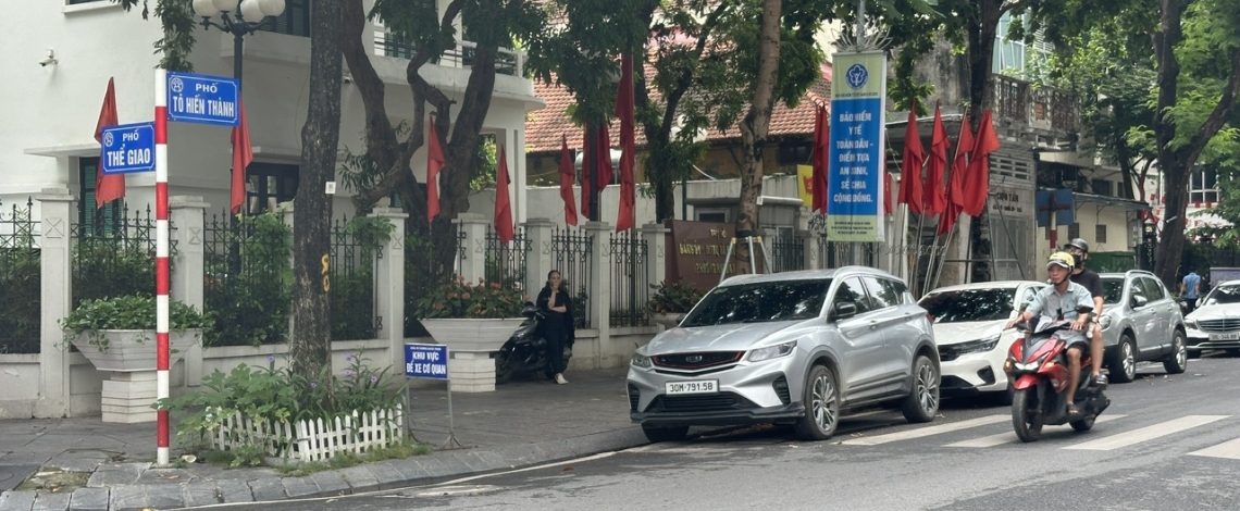 Tái diễn chiếm lòng đường làm bãi đỗ xe tại nhiều tuyến phố Hà Nội