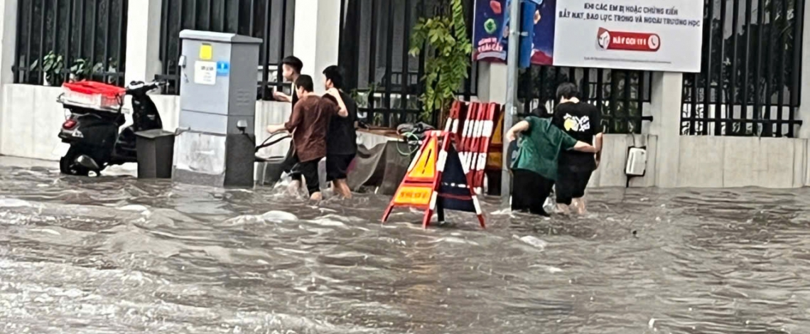 Mưa lớn, phố ngập khiến người dân vất vả di chuyển giờ tan tầm ở Hà Nội