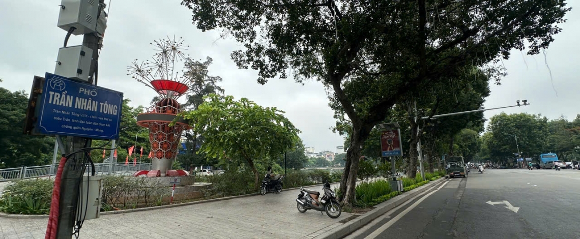 Hè phố Trần Nhân Tông và cổng Công viên Thống Nhất trước khi "thay áo mới"