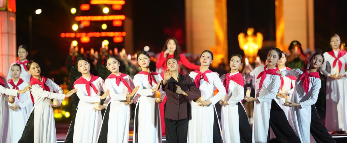 Xúc động cầu truyền hình "Sao sáng dẫn đường" tri ân các anh hùng liệt sĩ