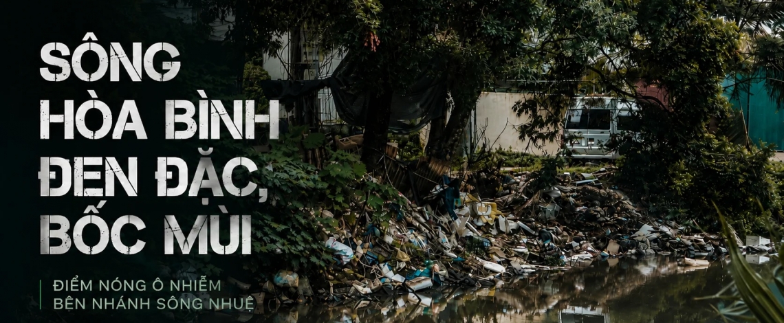 Sông Hòa Bình đen đặc, bốc mùi - Điểm nóng ô nhiễm bên nhánh sông Nhuệ