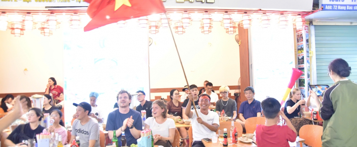CĐV đổ ra đường phố Hà Nội ăn mừng chiến thắng của ĐT Việt Nam
