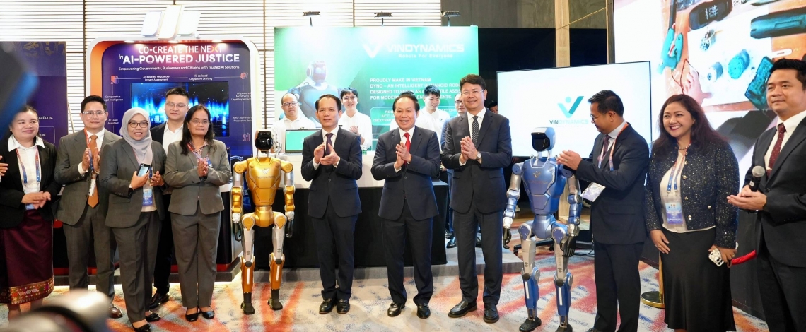 Phó Thủ tướng Lê Tiến Châu tham quan Triển lãm sản phẩm công nghệ, ứng dụng AI