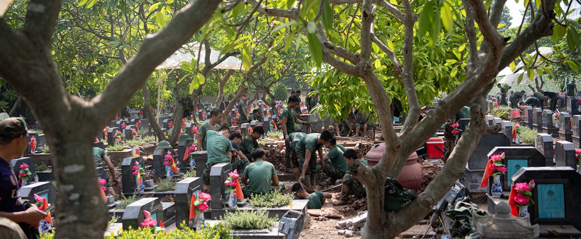 Hành trình tìm lại tên cho 469 liệt sĩ chưa rõ danh tính tại nghĩa trang Mai Dịch