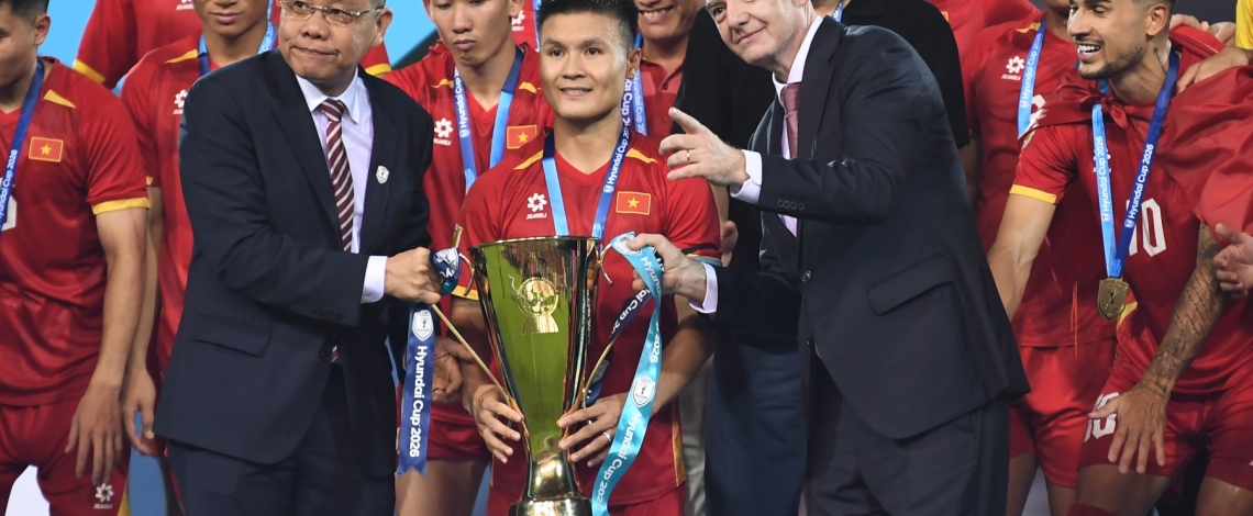 Chủ tịch FIFA Gianni Infantino cùng ĐT Việt Nam nâng cúp vô địch ASEAN Cup 2026