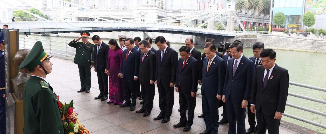 Thường trực Ban Bí thư Trần Cẩm Tú dâng hoa tại tượng đài Chủ tịch Hồ Chí Minh