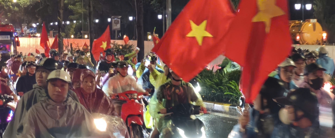 CĐV Hà Nội mở hội dưới mưa mừng ĐT Việt Nam thắng ĐT Thái Lan