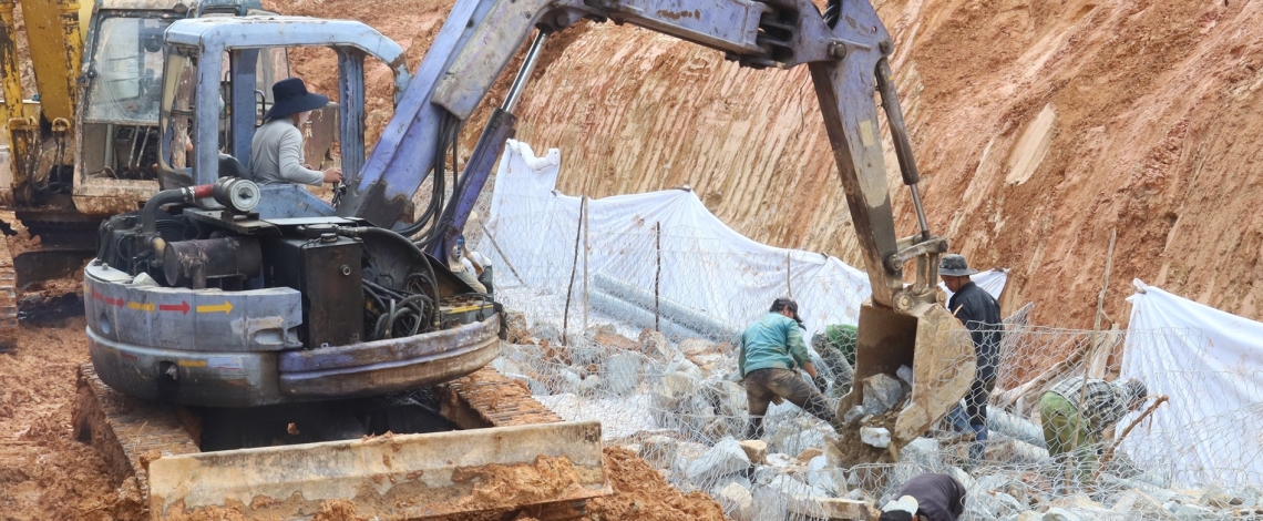 Bạt núi, dựng tường chắn, “vá” mặt đường, điểm sạt lở Quốc lộ 24