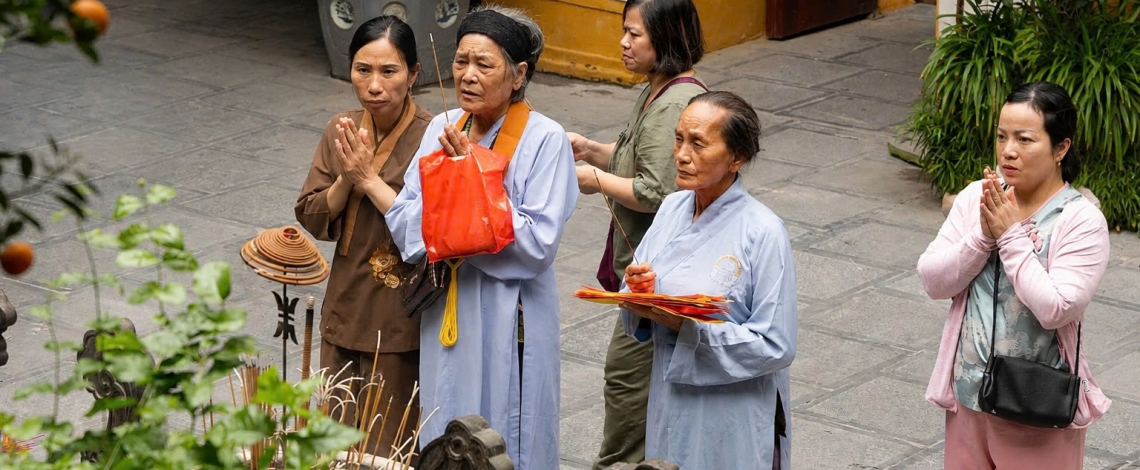 Phật tử ngồi kín lối, thành tâm hướng về điện thờ chính trước ngày Đại lễ Vu Lan