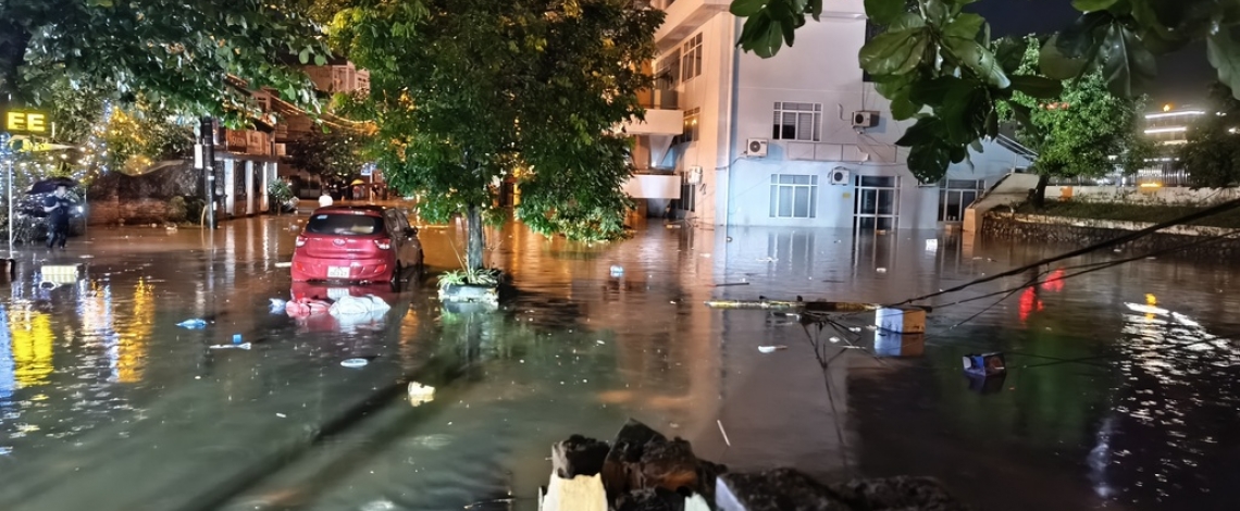 Mưa lớn gây ngập nặng nhiều tuyến phố tại phường Điện Biên Phủ, tỉnh Điện Biên