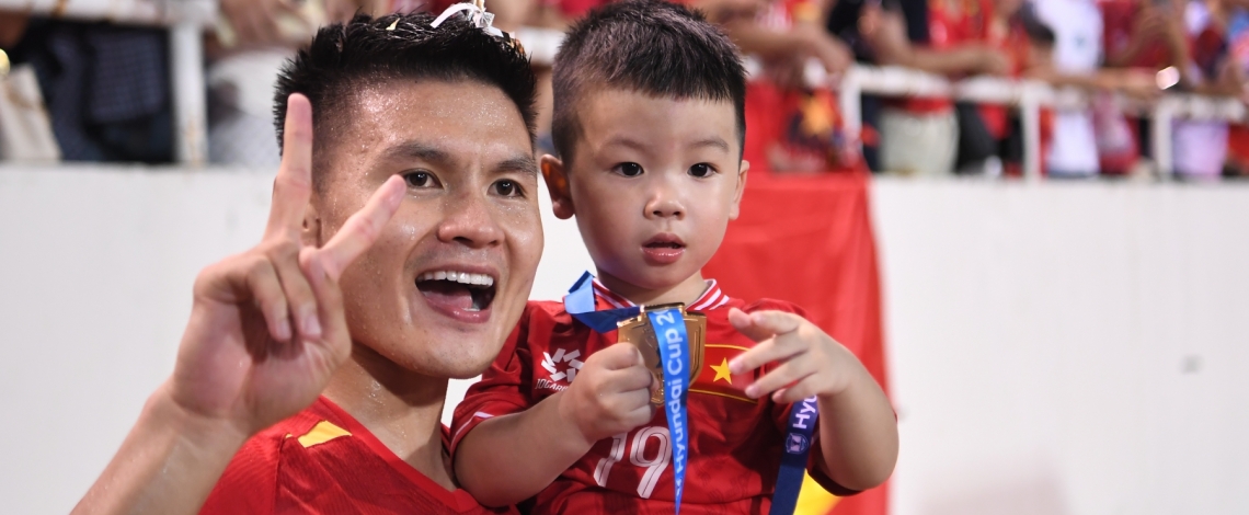 Quang Hải lập kỳ tích ở ASEAN Cup, dành tặng HCV vô địch cho con trai